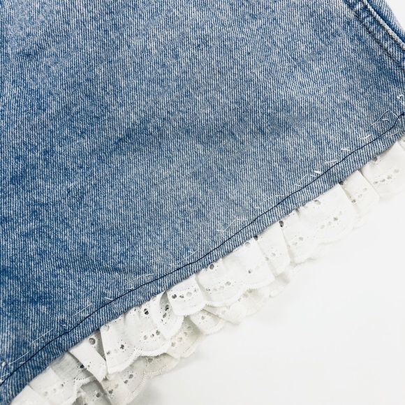 90S RIO BUTTON FLY JEAN SHORTS WITH RUFFLE HEM - Picture 3 of 3